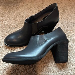 Softwalk Fargo women’s dark grey slip-on ankle bootie - 9N